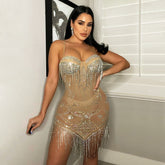 Ärmelloses, figurbetontes Kleid mit Miniquasten und Trägern